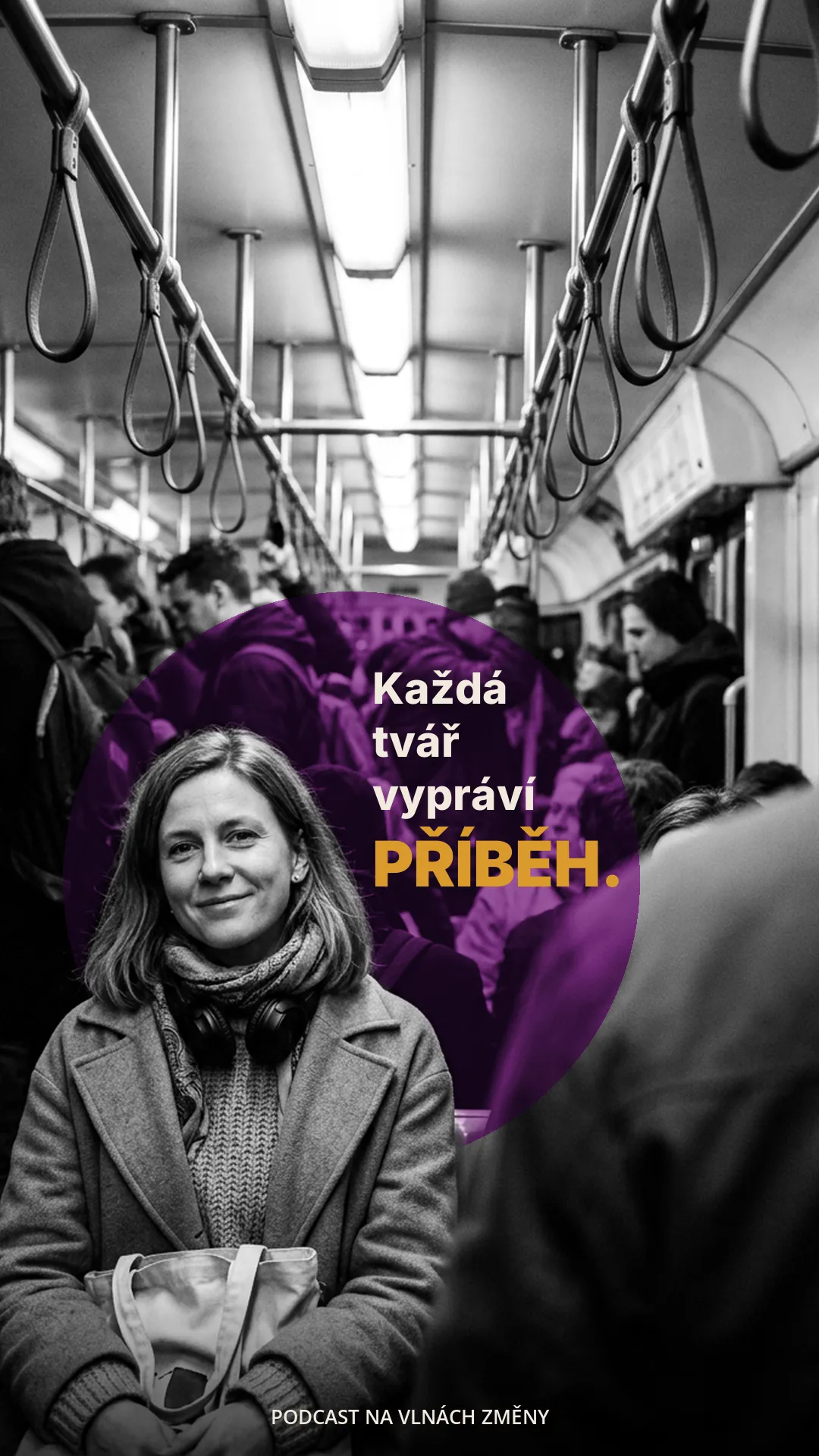 Žena v plné tramvaji se usmívá do objektivu, za ní fialový kruh s textem Každá tvář vypráví příběh