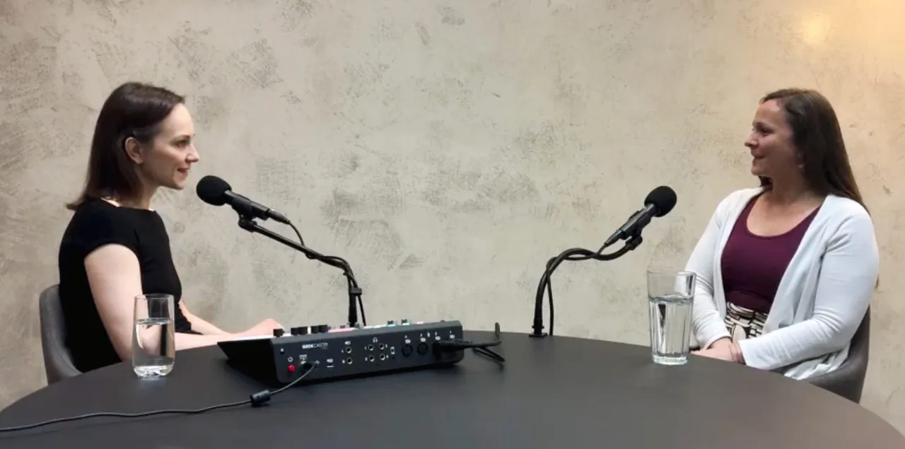 Petra Kovandová a Viktorie Sládková při natáčení podcastu