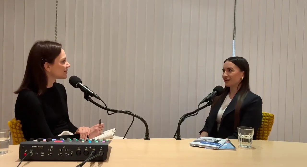 Tetiana Novosel a Viktorie Sládková při natáčení podcastu