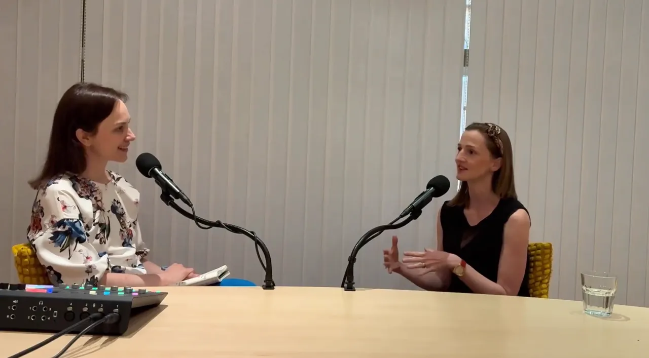 Anna Homola při natáčení podcastu Na vlnách změny