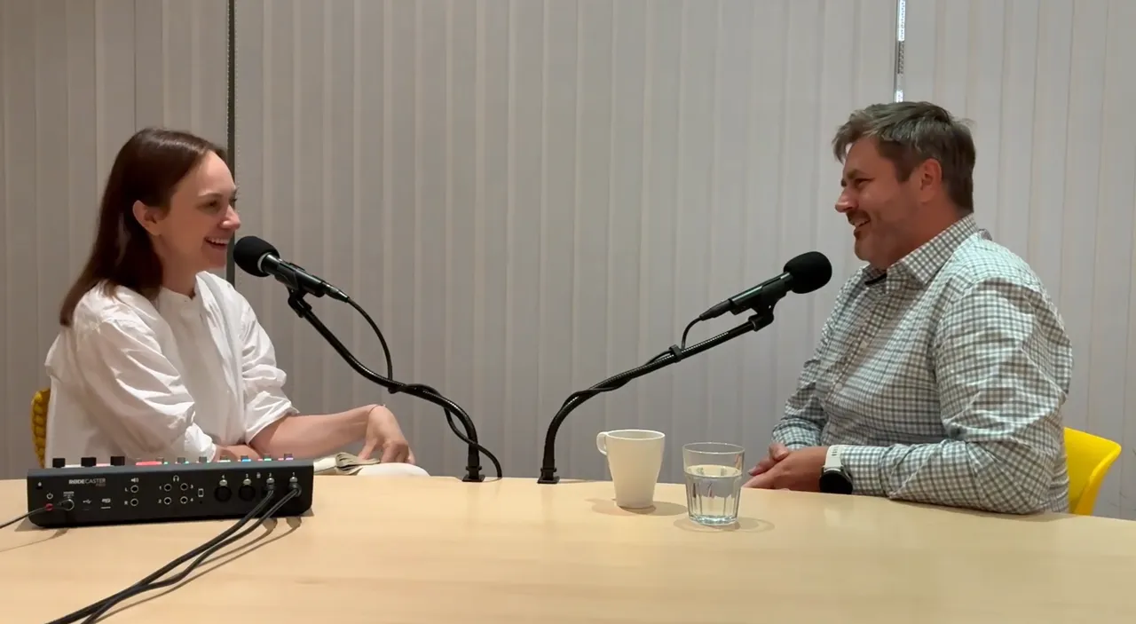 Tomáš Janík a Viktorie Sládková při natáčení podcastu