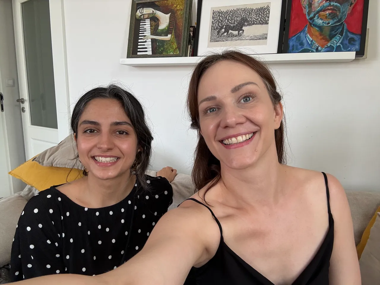 Nikki Madi a Viktorie Sládková při natáčení podcastu