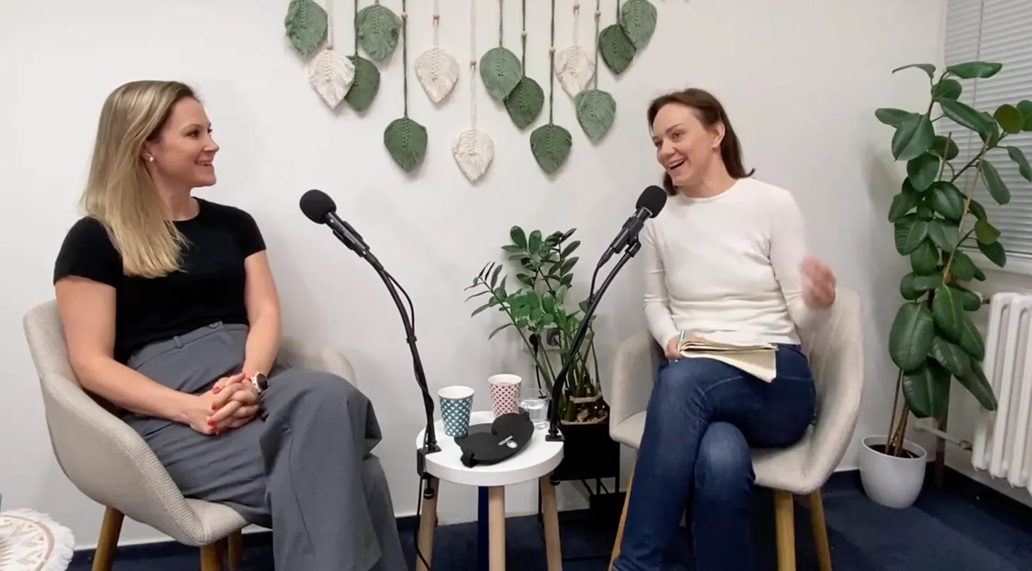 Markéta a Viki během rozhovoru v podcastovém studiu