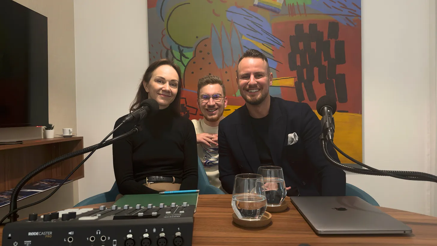 Viki, Aleš a host společně u podcastového stolu