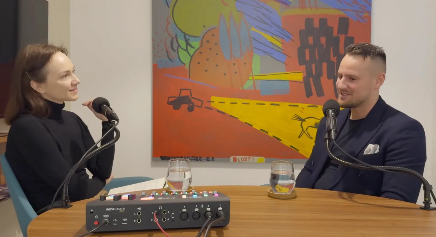 Viki a Aleš během rozhovoru v podcastovém studiu